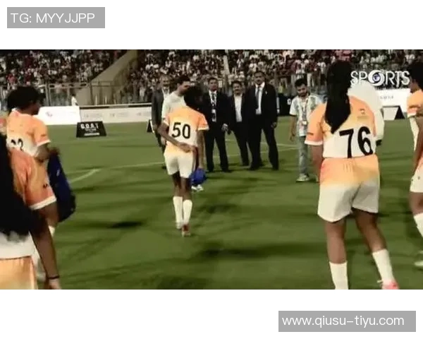 梅西苏亚雷斯德保罗热身时与印度官员亲密互动传球乐趣无限